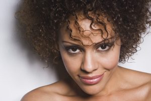 Femme noire aux cheveux afro portrait