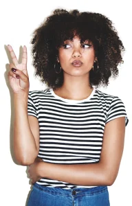 Jeune femme coiffée d'un afro belle et célibataire