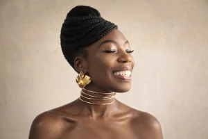 Photo portrait d'une femme noire qui sourit - Se sentir belle en été