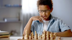 Petit garçon qui joue aux échecs
