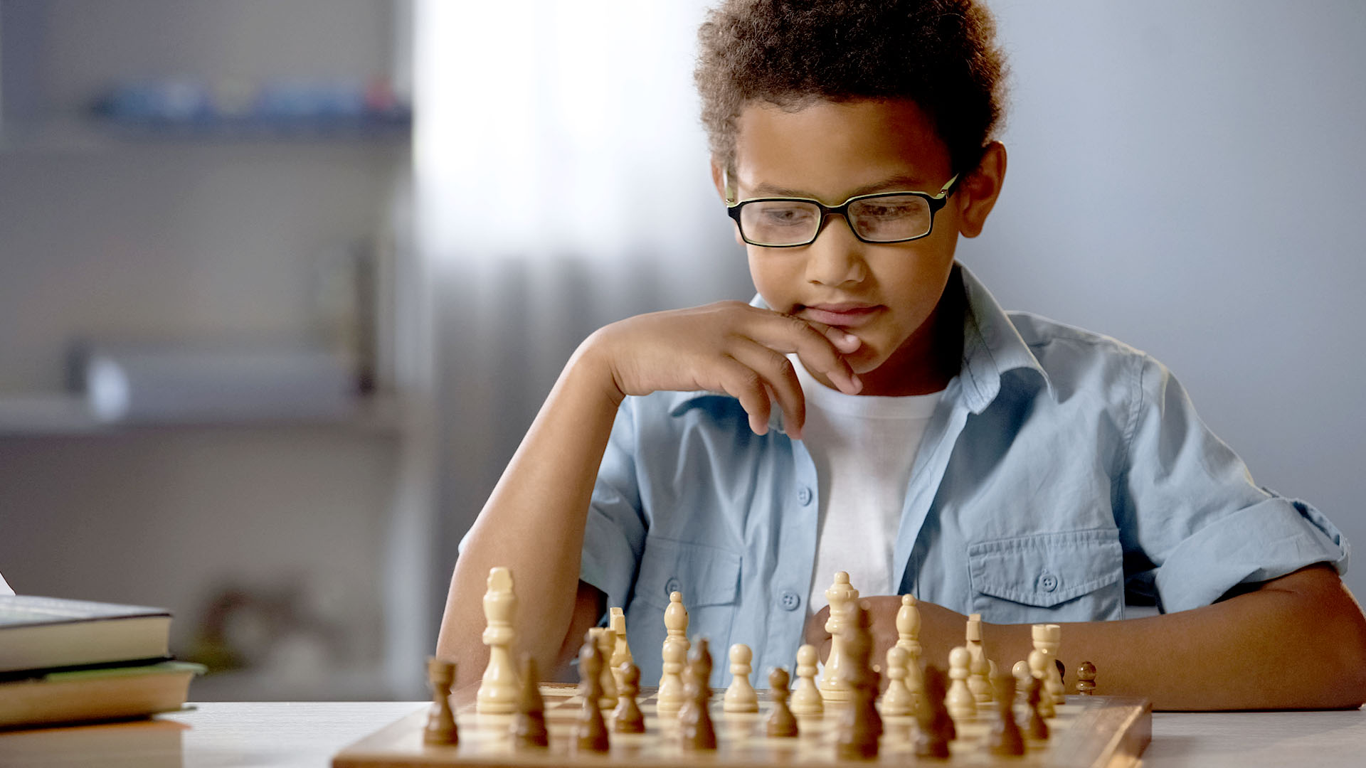 Petit garçon qui joue aux échecs