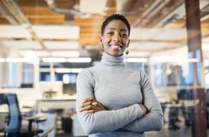 Femme noire aux cheveux courts souriante - Passer à l'action