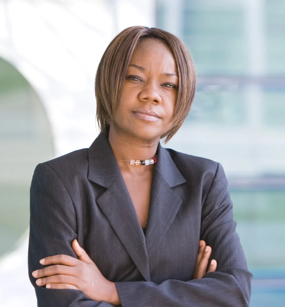 Femme noire aux bras croisés