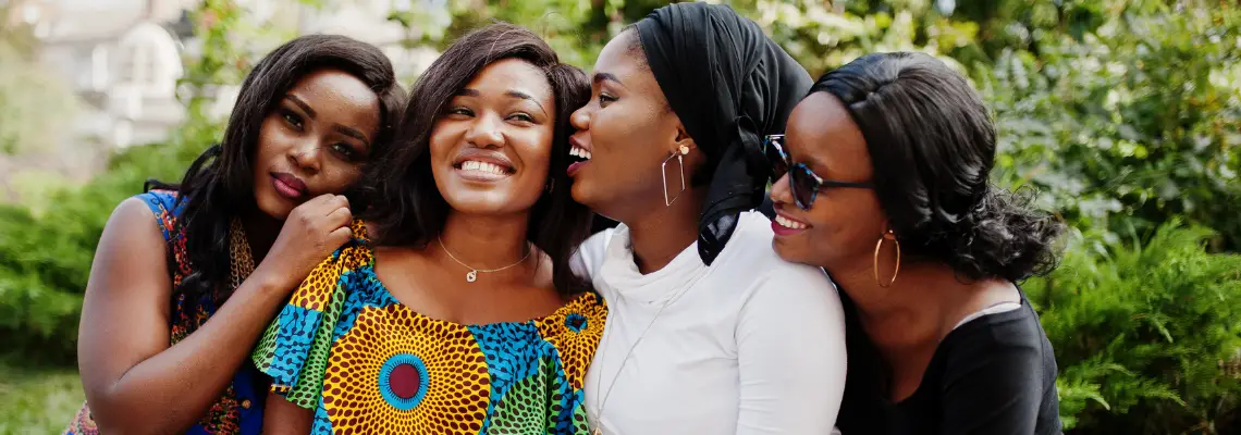 Groupe de femmes noires qui rient